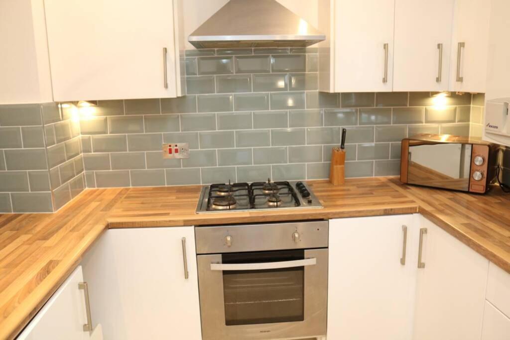 Large 3 Bedroom Apartment In Gated Development Londra Exterior foto