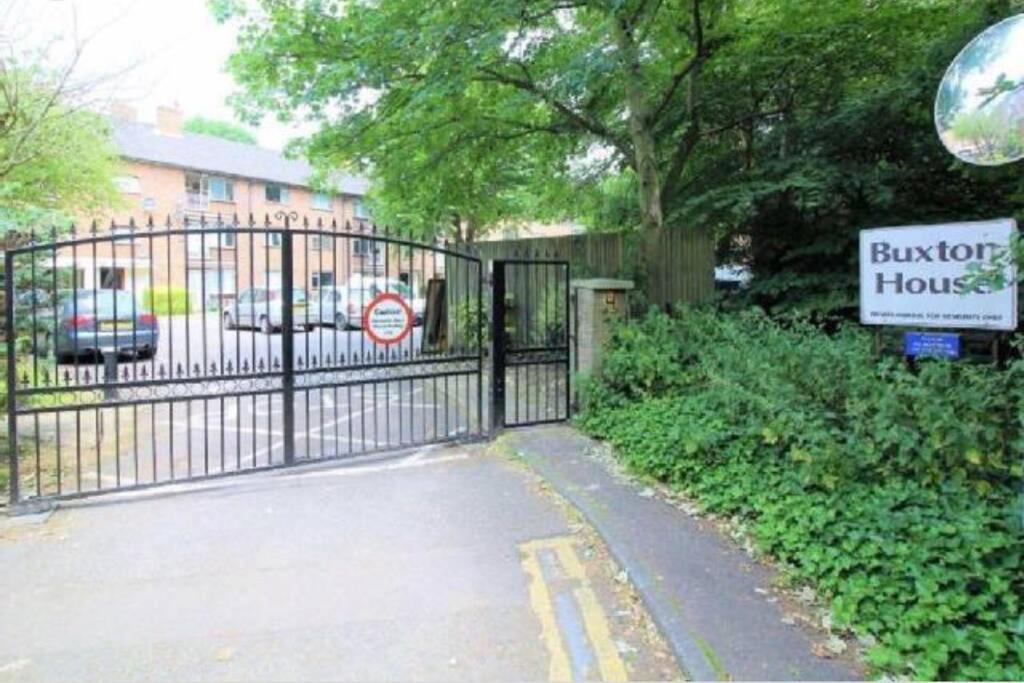 Large 3 Bedroom Apartment In Gated Development Londra Exterior foto